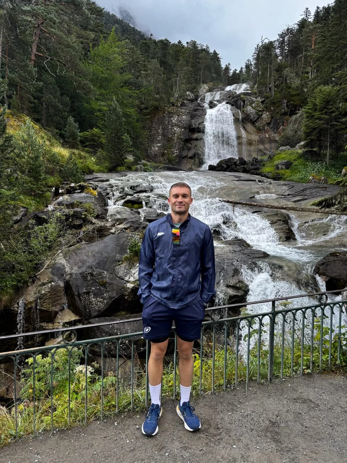 Pablo, fisioterapeuta de Promotus, junto a una cascada en la montaña